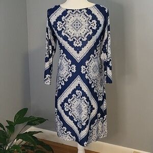 Haani Stretchy Blue & White Back Darts 3/4 Sleeve Pullover Shift Dress - Size M